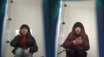 最強商場廁所偷拍系列太多人排隊了，站著沒門的坑前等不臭嗎