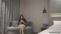 開房約炮長腿外圍妹妹穿著衣服挺矜持脫光是個浪蕩嬌娃缺少雞巴插入