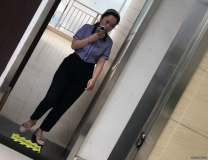 辦公樓的一位小巧姑娘，上廁所恰好遇上偷拍逼毛不怎麼多的小嫩穴，被開發不多呢！