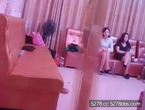 小黑探花夜探城中村淫窩200塊挑了個湖南的樓鳳吃快餐一邊干一邊嘮嗑