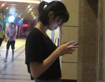 穿牛仔裙的柔順黑髮小美女，乖巧聽話型，萬達上廁所跟過去偷拍下面森林值得一舔為淨 尿完等她一起搭電梯