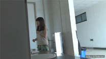 潛入學校女廁偷拍美女學姐的大肥B