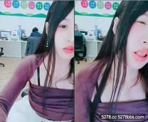 公司白領【樊樊】全身白嫩細膩 超大美乳 嫩穴 上班背對同事 裸空跳蛋噴水 廁所爆漿