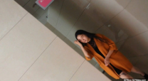 潛入某大廈寫字樓女廁偷窺偷拍幾個年輕妹子同時進來兩個閨蜜不知拍哪個手忙腳亂的