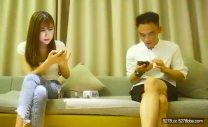 午夜尋花深夜場約了牛仔褲妹子，沙發調情一番再到床上口交上位騎坐，後入猛操晃動奶子