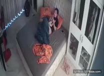 最近很火的家庭攝像頭偷拍美艷少婦太飢渴了，終於約男人來犁了乾旱的田，男的先舔濕淫穴，少婦再舔雞巴，大戰在即