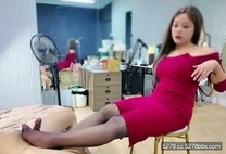 御姐小姨李老師 - 紅裙黑絲抽小姨掐脖翻白眼 暴力輸出隔著絲襪操穴 爽到自己趴上來 抖臀榨精中出