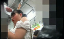 偷拍地鐵上的妹子胸罩也太鬆了,從裙子下面都能拍到奶頭