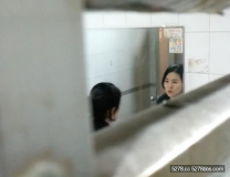七月新流出廁拍牛人潛入寫字樓女廁躲在裡面偷拍牛仔短褲美女噓噓