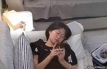 流出酒店偷拍 愛裝可愛的眼鏡學妹看完熊出沒動畫片和男友操穴