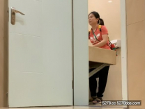八月流出商場雙鏡頭偷拍闖入系列蹲在地上玩手機等空位的少婦