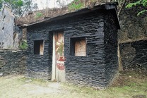多納部落石板屋