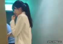 男女公共廁所偷拍可愛萌萌噠的素顏馬尾辮妹子,肉瓣還是粉紅粉紅的