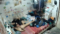 黑客破解家庭網絡攝像頭監控偷拍穿保健內褲的紋身小哥和剛幹完飯的媳婦啪啪完事人手一個大蘋果開啃