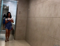 廁所偷拍清純的長髮美女，拉完尿尿出來撥頭髮那一下愛了，柔順的頭髮啊