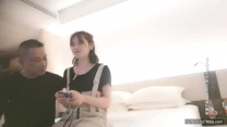 探花中的花蕊約了個顏值不錯背帶褲妹子，舔弄口交上位騎乘摳逼猛操呻吟