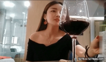 酒店約極品氣質女神 ，喝杯紅酒來點情調 ，性格黑絲高跟鞋，翹起屁股吸吮奶子 ，騎馬姿勢小腰扭動 ，鏡頭前站立後入