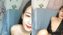 小姐姐平台新人美女主播愛笑的菠蘿0406收費直播秀 跳蛋塞在小穴自慰 很是誘人