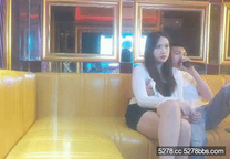 文靜美腿小姐姐，唱唱歌摸奶子，脫掉褲子沙發上操