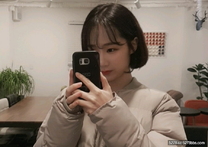 愛自拍的清純可愛18小女友，喜歡吃雞巴口活很棒，小美女很聽話，翹起屁股美臀多毛騷逼，大屌插入小穴很緊，搞起來還有點羞澀