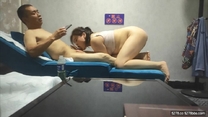 野雞按摩店女技師勾搭有點歲數的大爺激情啪啪，口交大雞巴舔蛋蛋激情上位，讓大爺邊操邊錄像幹起來還挺猛