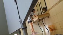 大神最新廁拍蹬點守候一位熱褲大白腿學生妹 就是BB有點黑 這麼清純也操多了