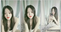 嫵媚小少婦露臉性感的情趣睡衣深夜陪狼友騷，口交大雞巴讓小哥無套各種抽插，表情好騷還跟狼友撩騷自慰騷穴