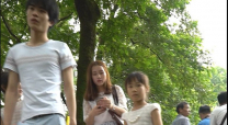 幼兒園門口遇見接小朋友的花裙黑高超正點年輕辣媽,偷拍意外發現內褲被陰戶淫液浸濕一大片