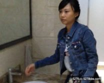 精選美女廁所TP偷拍系列 四處遊蕩商場看準幾個顏值不錯的美少婦跟進偷窺尿尿 出來拍臉 高清