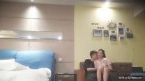 開房約炮花裙甜美妹子酒店活塞情趣透視裝短裙後入猛操，呻吟嬌喘非常誘人