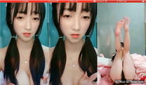 雙馬尾清純美少女,甜美無敵,說話聲音很嗲,迷死人,擡起大長腿露一線天