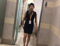 社會精神小妹，打扮得俏皮，在廁所偷拍姑娘長得蠻好看，下面的小森林有點乾旱 需要澆澆水辣！