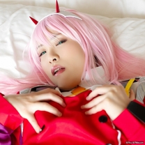 角色扮演性愛中出H緊身褲剪出洞陰道大量中出懷孕性愛！