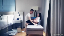 長相甜美粉衣妹子TP偷拍啪啪，調情洗澡舔弄特寫口交，扣逼床邊大力猛操呻吟嬌喘