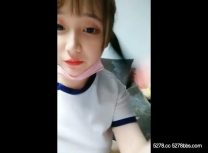 白嫩妹小黃瓜玩給網友看