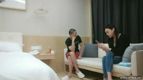 利仔尋花個性破洞牛仔褲外圍妹，說話溫柔你喜歡從上往下嗎 ，舔屌口交雞巴又香又舔，撕開我的網襪 ，側入大屁股嗯嗯叫