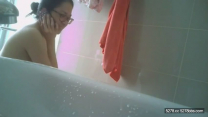 暑假到姨媽家玩在浴室浴缸旁偷放攝像頭偷拍眼鏡表姐洗澡表姐下面毛真多