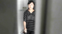 國內廁拍大神潛入某高校隔板溝廁多角度偷拍學生美眉噓噓