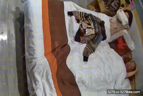 民宿酒店 中年夫妻都曾是社會人啊 紋身很明顯 在被窩裡含雞巴 硬了就女上搖擺 最後內射了