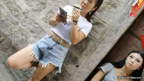 《表哥扶貧站街女》四川城中村美女多觀眾選秀挑了個150元蕾絲裙站街美女看著AV操美女爽得很