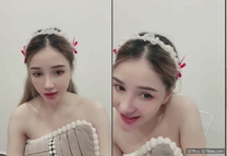 【小蘋果愛吃嗎】極品女學生 頂級身材精緻美乳 逼毛稀疏 肌膚雪白 道具自慰 潮噴 看了就想要