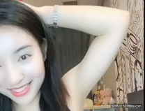 超美御姐麻辣小甜甜，和閨蜜同租一間房，下班回來就開秀，揉奶自慰 高潮敏感到尿尿，用超市袋子裝著尿液，不小心噴床上啦！