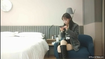 【開發探索】02年乖巧甜美嫩妹，忍不住隔著內褲摸穴，穿著高筒靴操逼，翹起屁股猛頂，太舒服了妹子嬌喘不斷