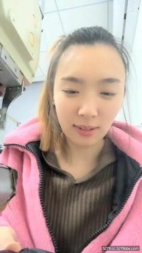 美女廠妹上班！ 刷禮物偷偷給你看逼！ 扒開內褲塞著跳蛋，多毛肥穴一頓震，流出白漿就很舒服