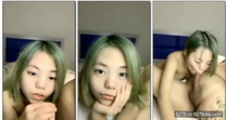 無毛白虎小可愛露臉絲襪裝跟小哥激情啪啪，叼住雞巴不鬆口讓小哥摳逼浪叫呻吟，激情上位無套抽插浪叫不止