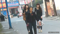 小縣城一路尾隨跟踪廁所偷拍黑絲女神