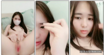 卡哇伊超粉嫩美穴蘿莉萌妹衛生間自慰，蹲在地上快速抽插出白漿，近距離特寫掰穴超級粉嫩逼逼，手指揉搓陰蒂非常誘惑