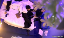 稀缺360藍月主題酒店上帝視角偷拍斯文眼鏡男被模特身材美女騎在身上熱身妹子毛多性慾強