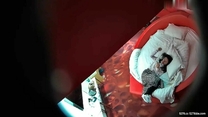 360酒店私享台偷拍大學情侶開房- 妹子拿著網上買來的探測狗房間仔細檢查也未發現針孔攝像頭的位置