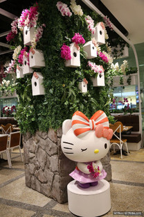 全球第一家～24小時Hello Kitty咖啡館開幕囉！